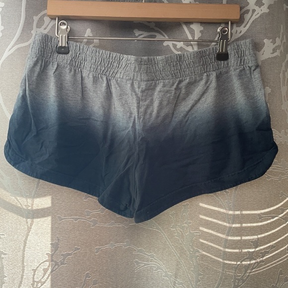 Athletic shorts - Picture 2 of 3